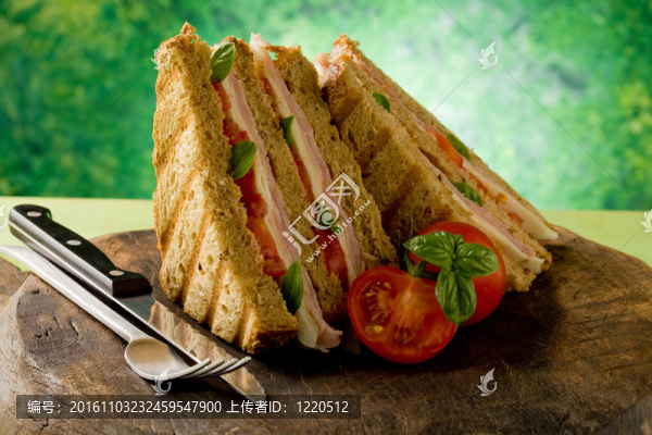 桌上美味的三明治