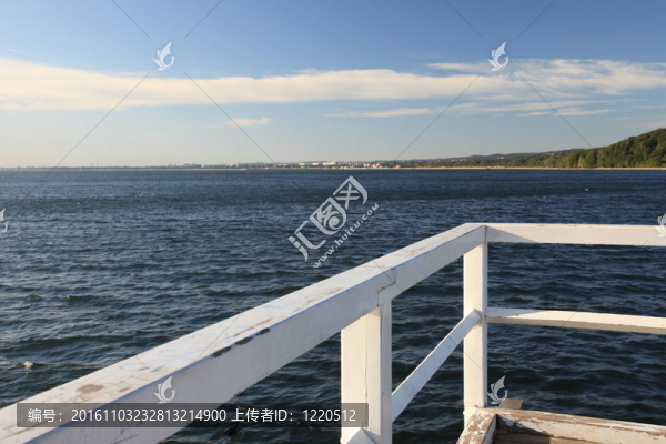在碼頭的大海和天空