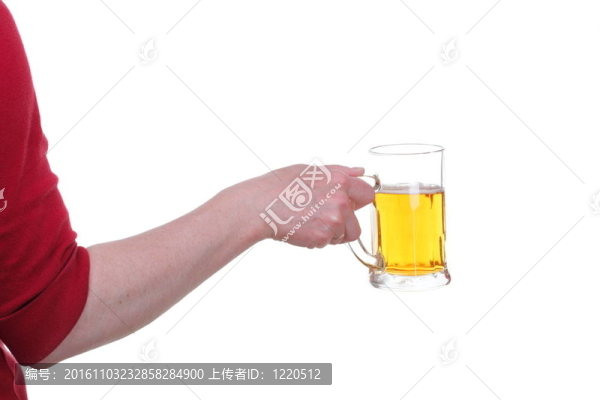手拿著一杯啤酒