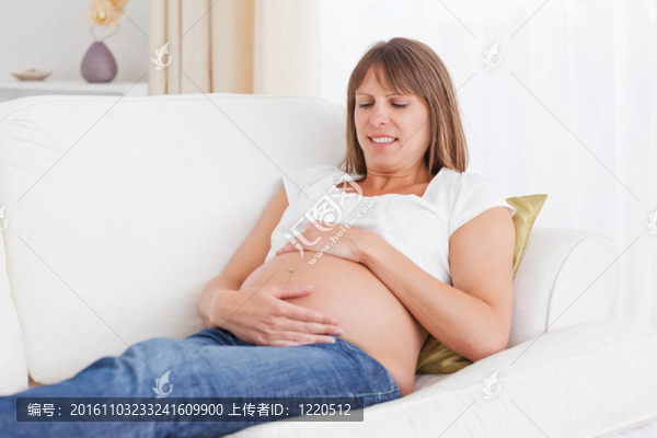 孕婦躺在沙發(fā)上
