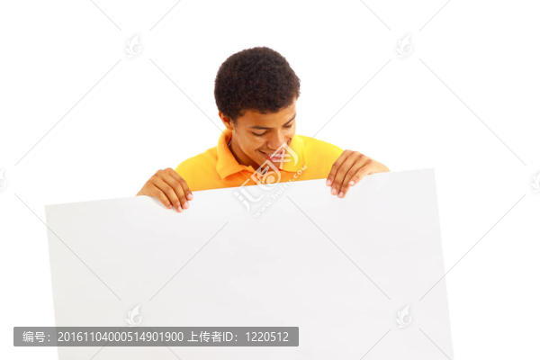 男人拿著紙