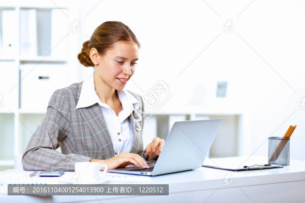 辦公室里的商業(yè)女性