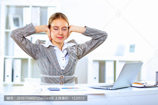 辦公室里的商業(yè)女性