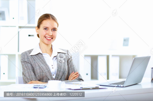 辦公室里的商業(yè)女性