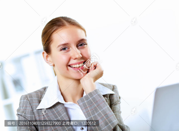 辦公室里的商業(yè)女性
