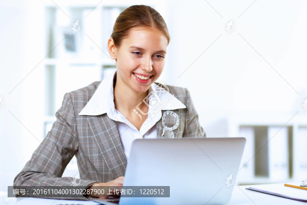 辦公室里的商業(yè)女性