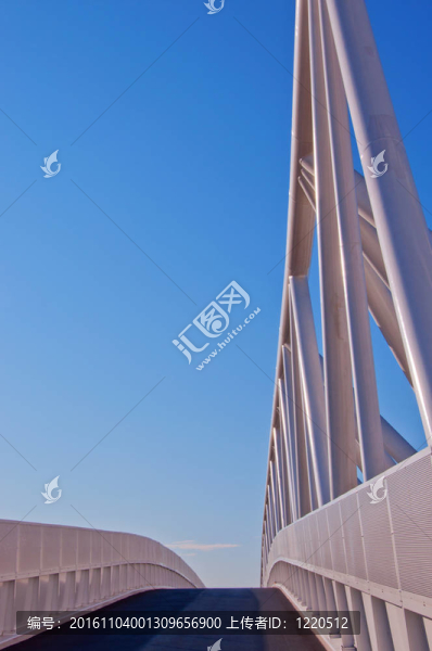在藍(lán)色的天空背景白橋