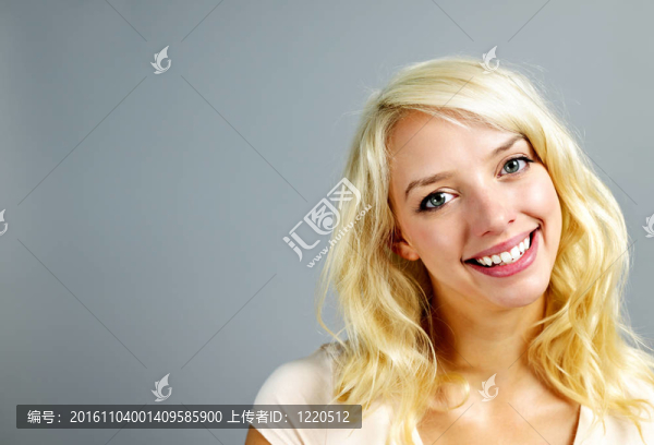 微笑的年輕女人肖像