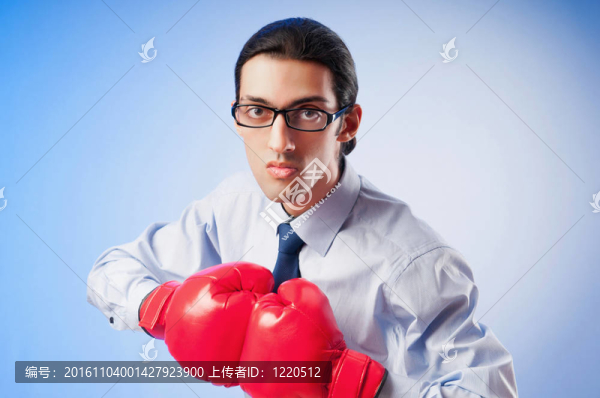 帶拳擊手套的商人