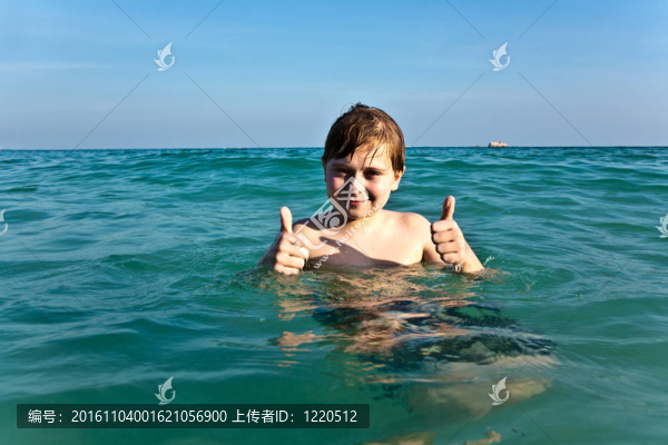 紅頭發(fā)的男孩正在享受清澈的溫水