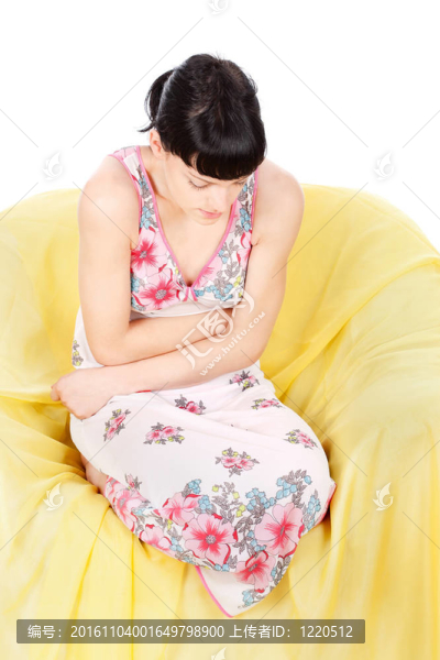 手放在肚子上