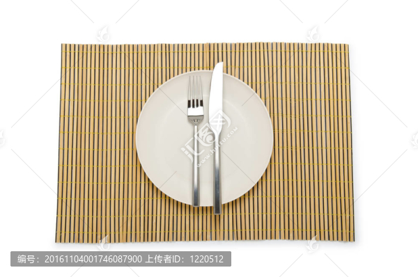 桌上桌上的盤子和餐具