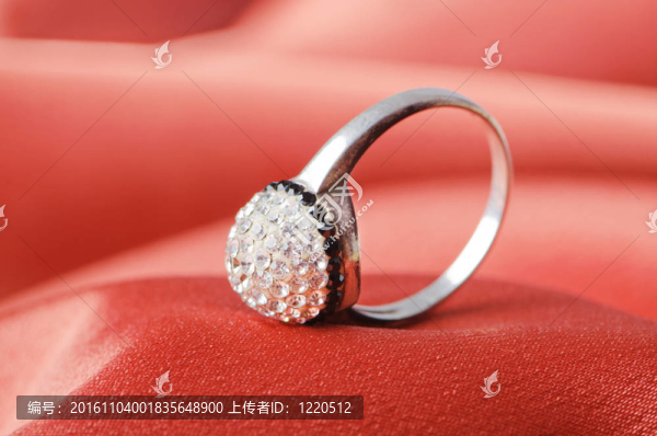 緞面上的珠寶戒指