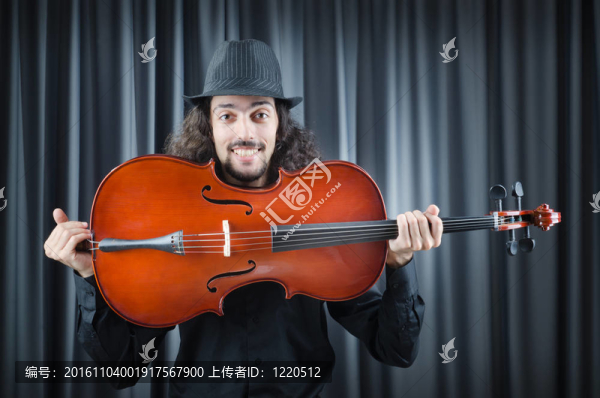 男人拉大提琴