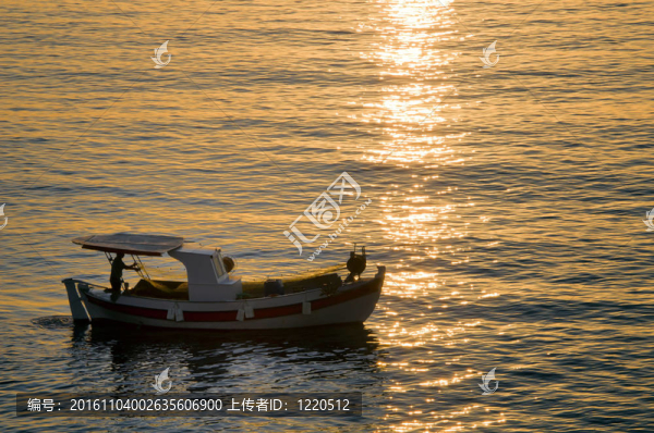 早晨在海上的小船