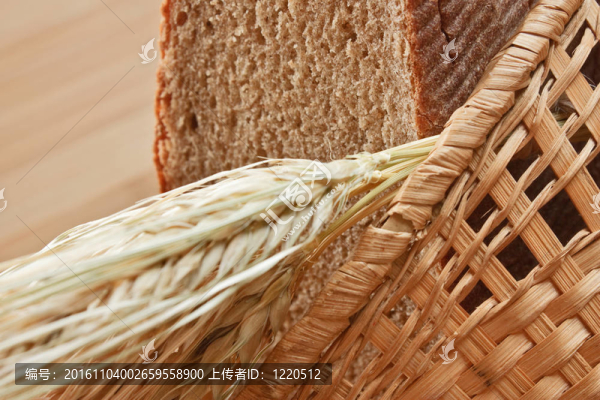 黑麥面包和玉米的耳朵在籃子里