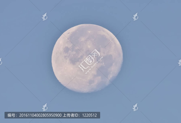 藍(lán)色天空中的月亮