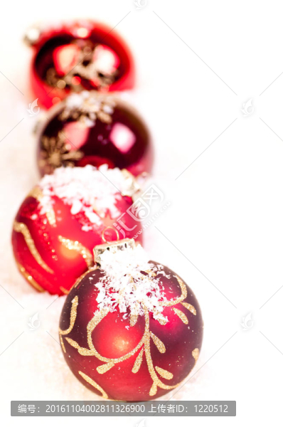 四圣誕紅的小玩意在雪