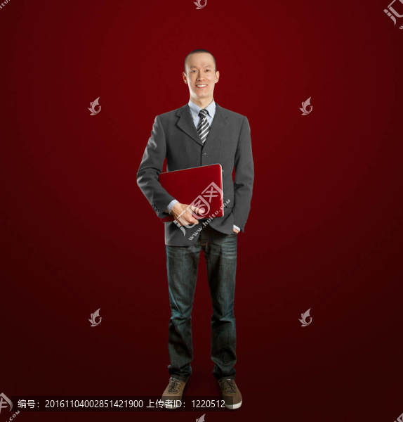 男性在西裝與筆記本電腦在他的手中