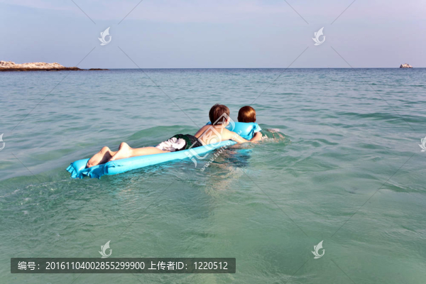 兄弟們一起在美麗的大海里玩清澈的水和藍(lán)天