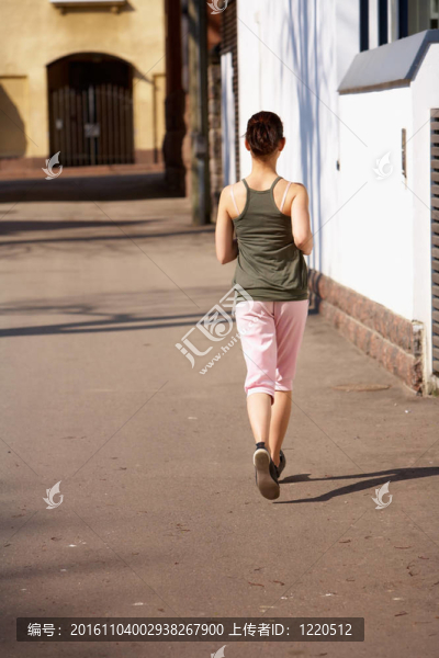十幾歲的女孩慢跑