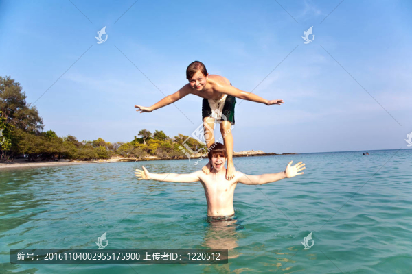 兄弟們一起在湛藍(lán)的天空中在清澈的海水中一起在海上跳躍
