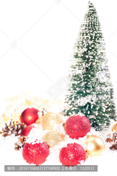 迷你圣誕樹裝飾著紅色和金色的雪