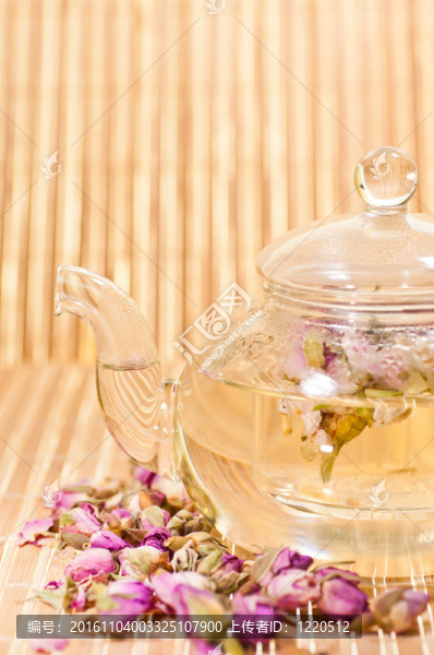 粉紅色玫瑰茶在玻璃茶壺關(guān)閉