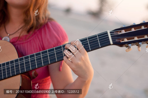 穿著衣服彈吉他的女孩