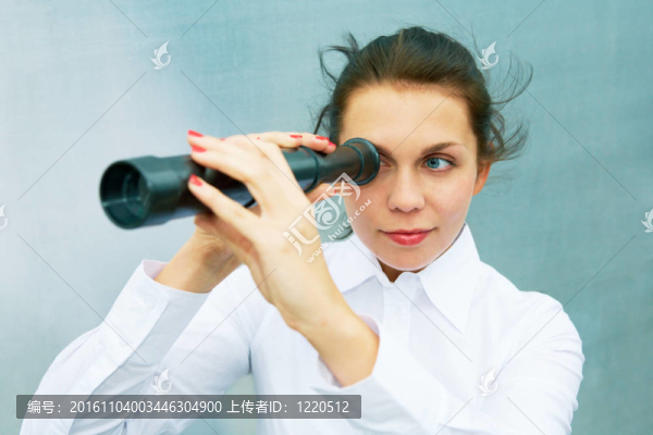帶望遠(yuǎn)鏡的年輕女人