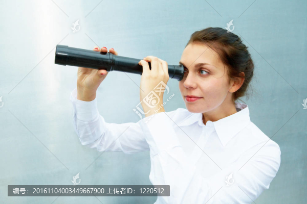 帶望遠(yuǎn)鏡的年輕女人