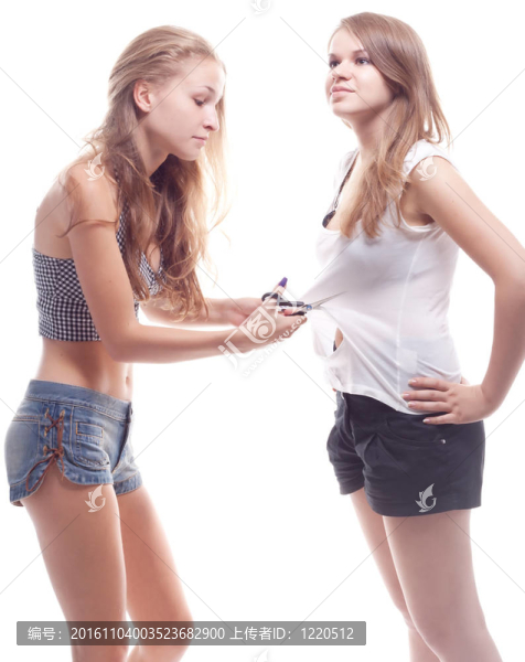 女孩穿上另一個女孩的襯衫