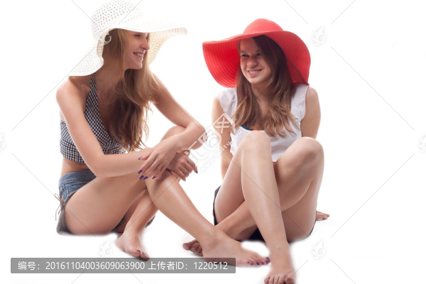 兩個(gè)女孩在夏天的帽子