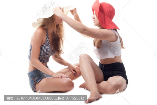 兩個(gè)女孩在夏天的帽子