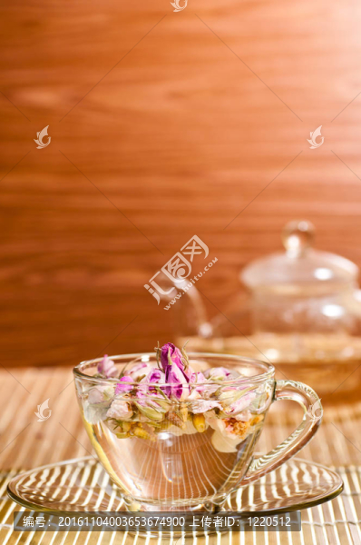 玫瑰花茶在玻璃茶杯特寫(xiě)