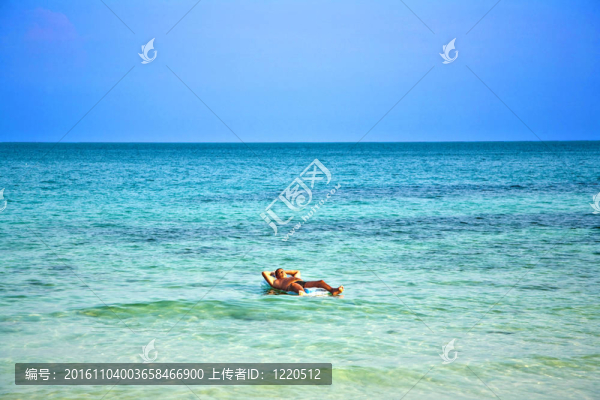 躺在空氣床墊上的人正享受著陽(yáng)光和陽(yáng)光.