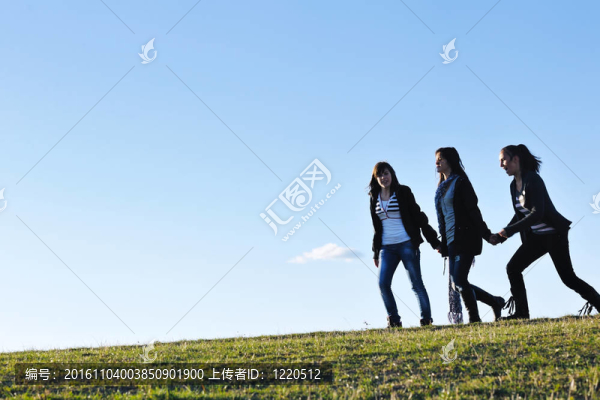 一群青少年有樂趣戶外