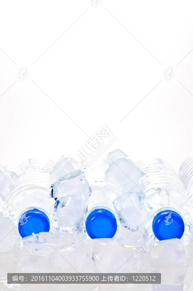 冰上的三個礦泉水瓶