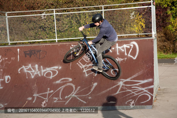 男孩是在半管在自行車公園DIRTBIKE騎自行車