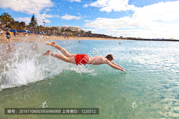 青少年進(jìn)入清晰的新鮮海洋