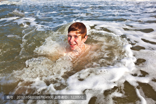 男孩享受美麗的海洋和海灘