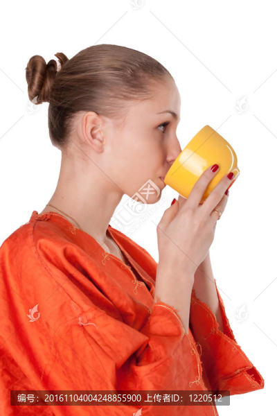 穿橙色長(zhǎng)袍的女孩喝茶