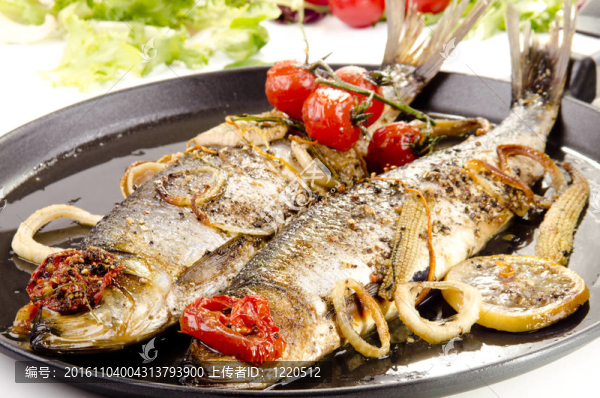 新鮮烤鯡魚(yú)與番茄鍋