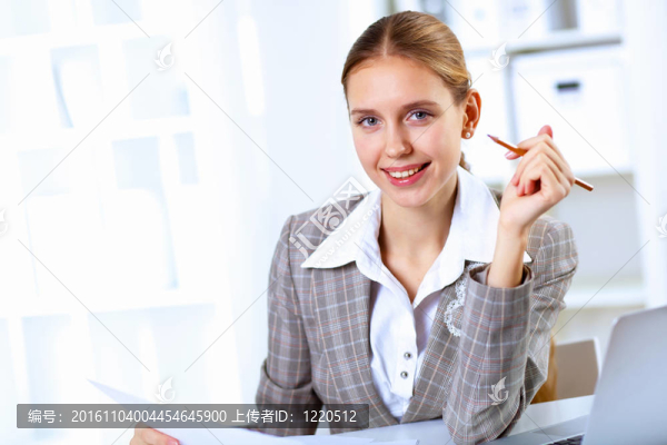 辦公室里的商業(yè)女性