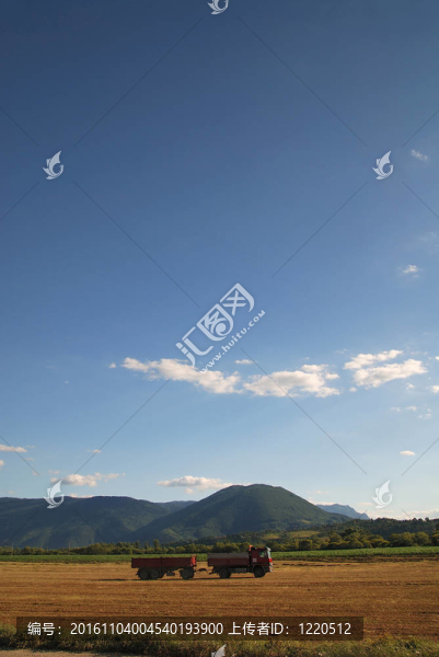 晴朗的天空和戲劇性的天空…