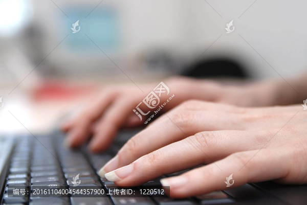 女子在筆記本電腦鍵盤上打字