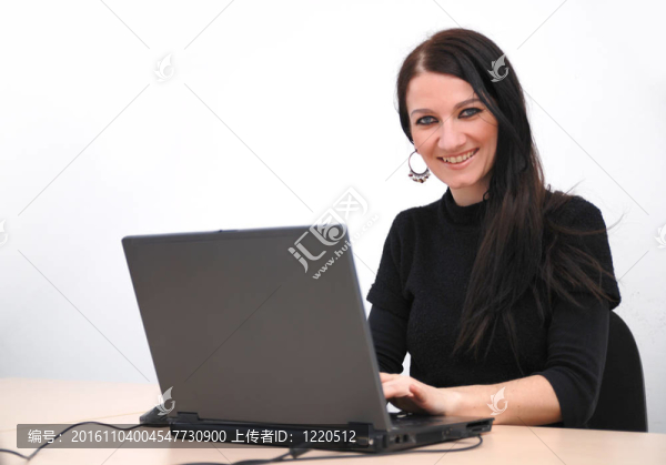 帶筆記本電腦的年輕女子