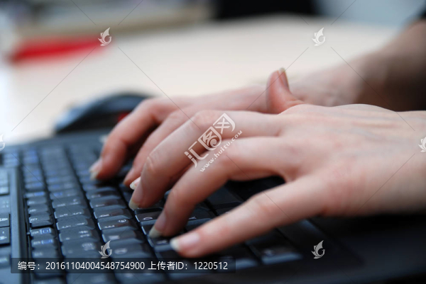 女子在筆記本電腦鍵盤上打字