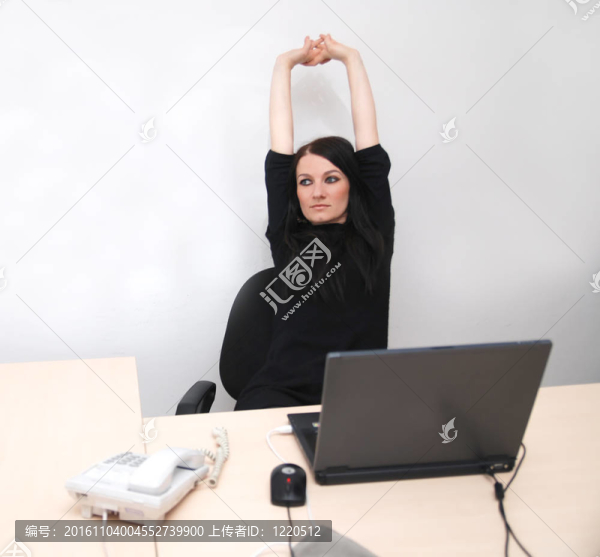 帶筆記本電腦的年輕女子