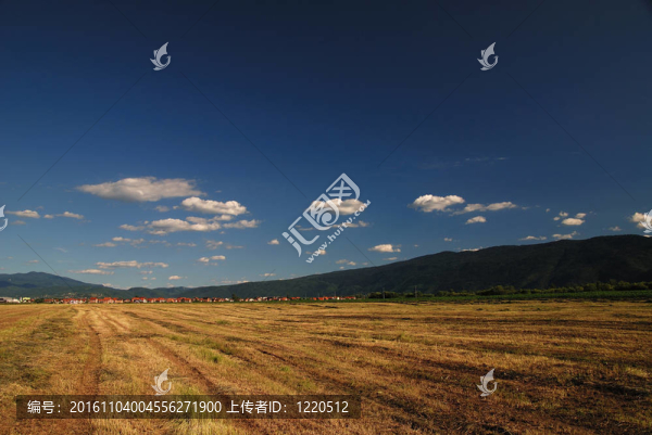 晴朗的天空和戲劇性的天空…